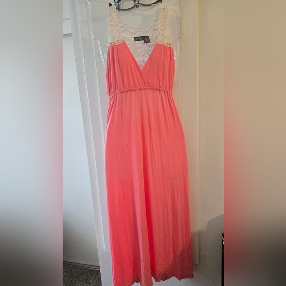 Raviya Coral and White Maxi Dress - Picture 1 of 4
